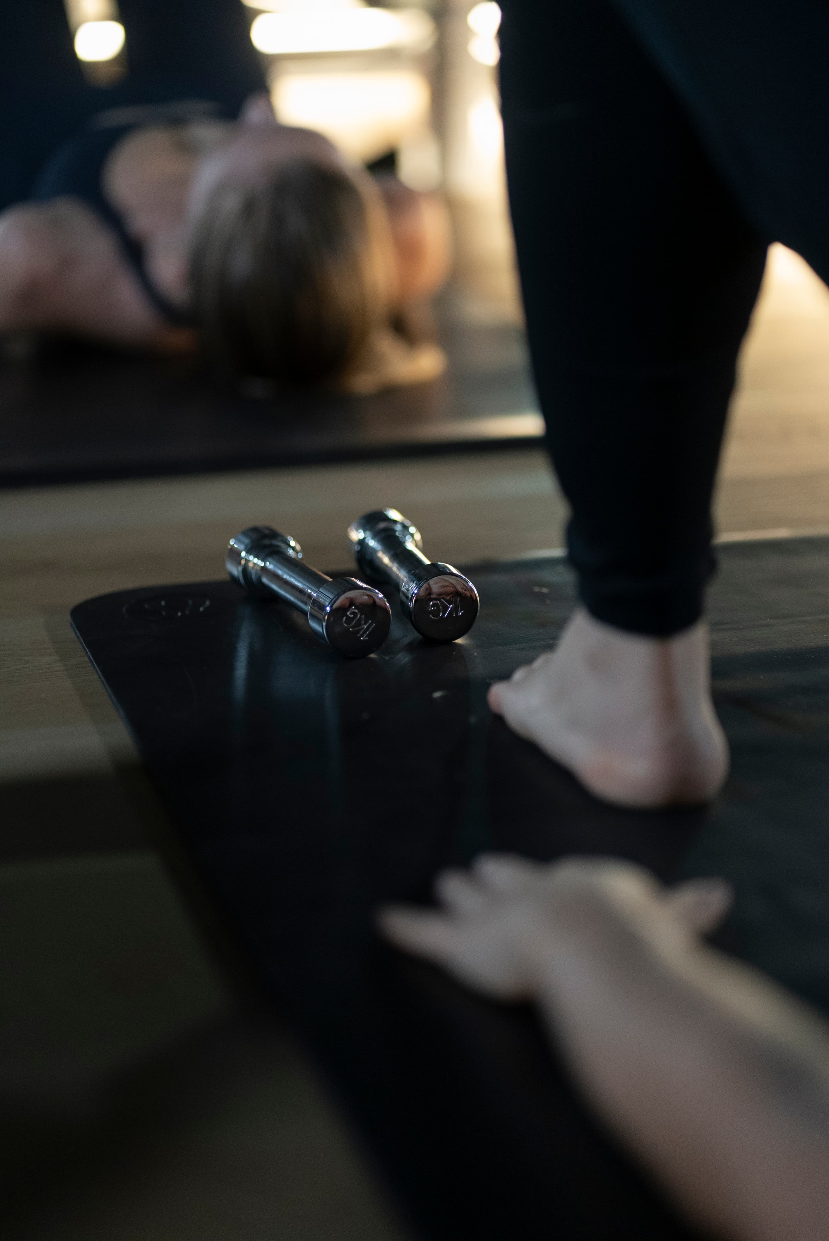 Dumbbells on a mat between sets at HY Guastalla